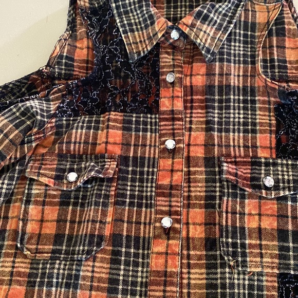 Gimmicks by BKE open shoulder button up size M - Picture 2 of 5